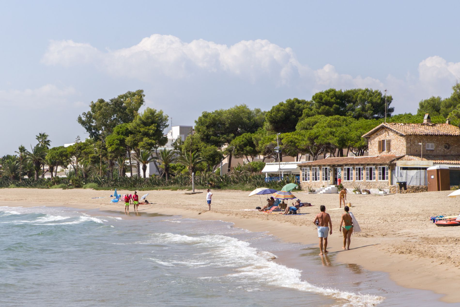 En la playa, el restaurante 'Voramar' (al fondo) especializado en paellas. En la playa, el restaurante 'Voramar' (al fondo) especializado en paellas.