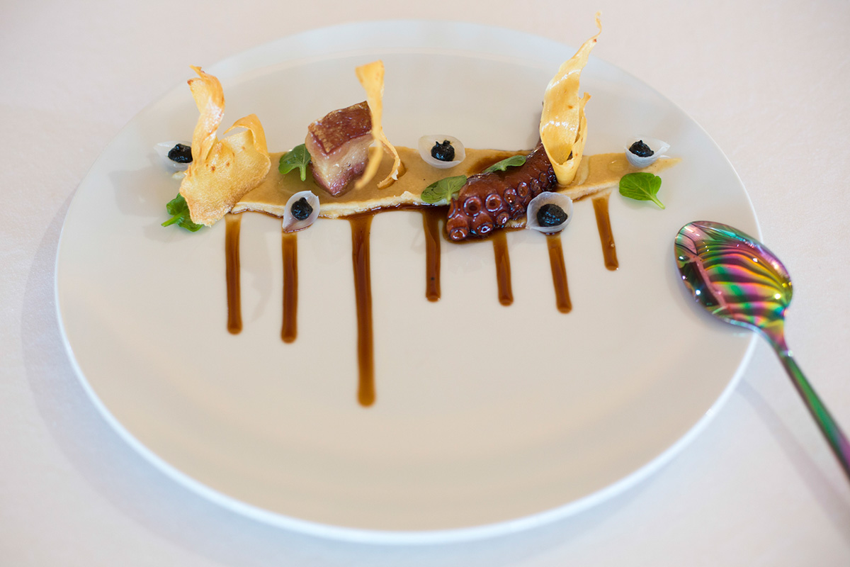 Plato del chef: pulpo a la brasa, papada ibérica y chirivía en texturas. Plato del chef: pulpo a la brasa, papada ibérica y chirivía en texturas.