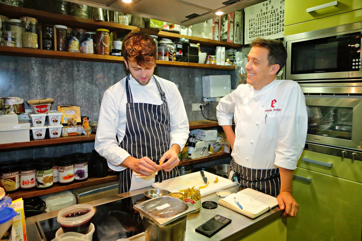 Restaurante 'El Portal de Echaurren'. Francis Paniego junto a Pol Contreras, responsable del taller de creatividad Restaurante 'El Portal de Echaurren'. Francis Paniego junto a Pol Contreras, responsable del taller de creatividad