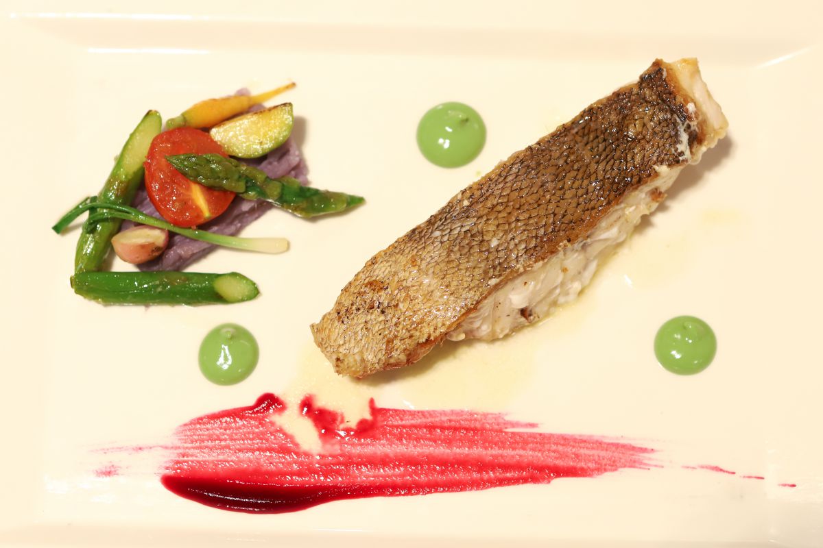 El plato de mero: textura y sabor sin olvidar la estética. El plato de mero: textura y sabor sin olvidar la estética.