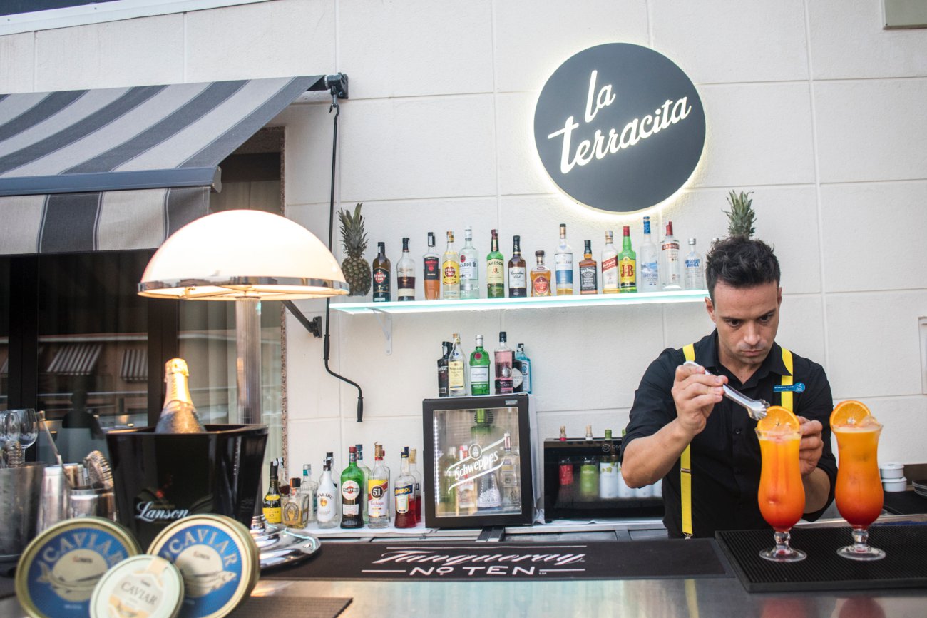 Azotea 'La Terracita del SH Valencia Palace': bartender preparando un cóctel (2) Azotea 'La Terracita del SH Valencia Palace': bartender preparando un cóctel (2)