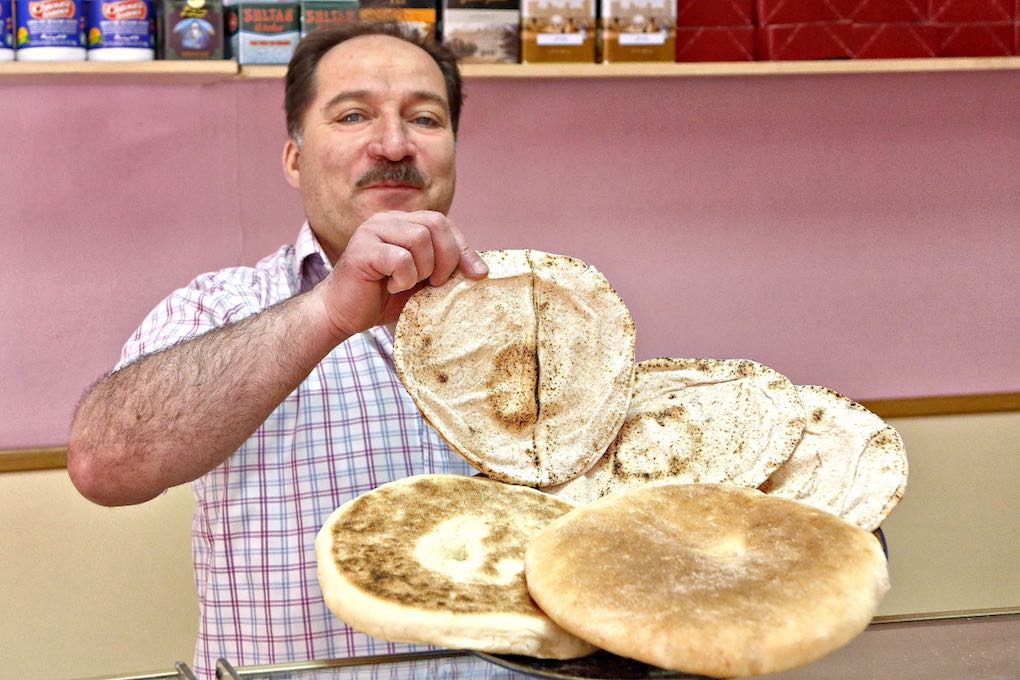 ¿Pan de pita o batbut? Me los llevo todos. ¿Pan de pita o batbut? Me los llevo todos.