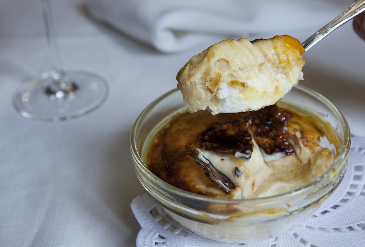 El delicado postre goxua, con tres capas: nata, bizcocho y crema El delicado postre goxua, con tres capas: nata, bizcocho y crema