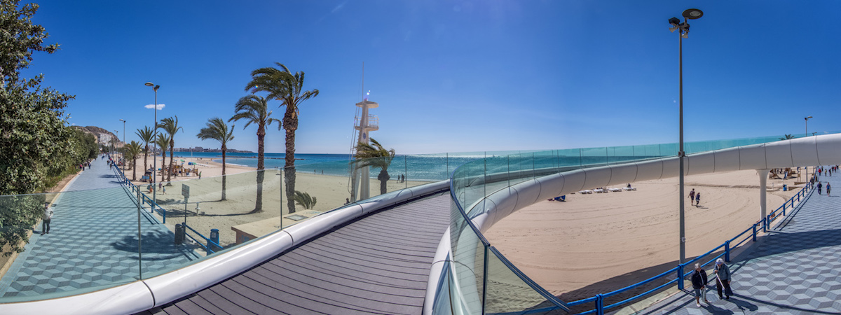 Playa del Postiguet y pasarela. Foto: Turismo de Alicante. Playa del Postiguet y pasarela. Foto: Turismo de Alicante.