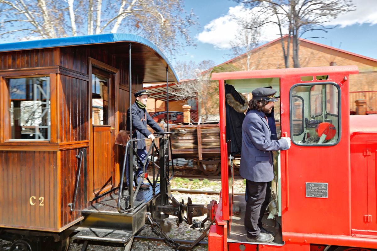 El tren de Arganda va despacio, sin prisas. El tren de Arganda va despacio, sin prisas.