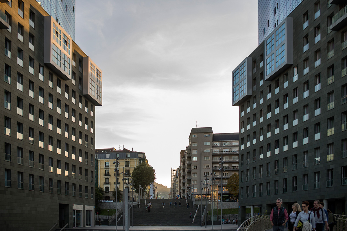 El grupo de edificios fue diseñado por el arquitecto japonés Arata Isozaki. El grupo de edificios fue diseñado por el arquitecto japonés Arata Isozaki.