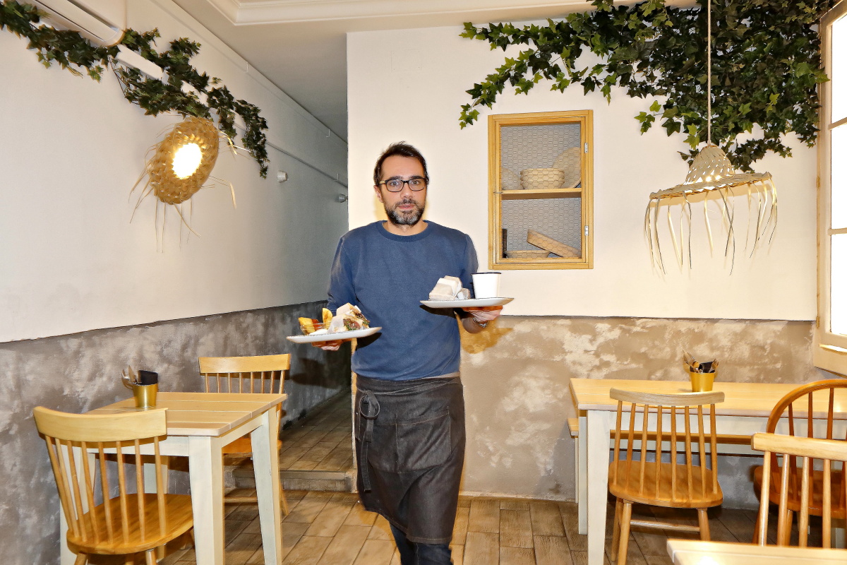 El dueño del local 'Crumb', en Madrid, recogiendo una mesa. El dueño del local 'Crumb', en Madrid, recogiendo una mesa.