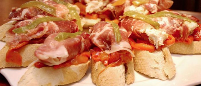 El pintxo clásico era siempre con pan. El pintxo clásico era siempre con pan.