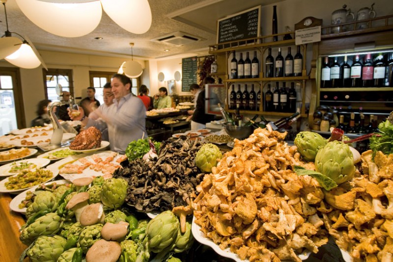 La lustrosa barra de pintxos en 'Ganbara'. La lustrosa barra de pintxos en 'Ganbara'.