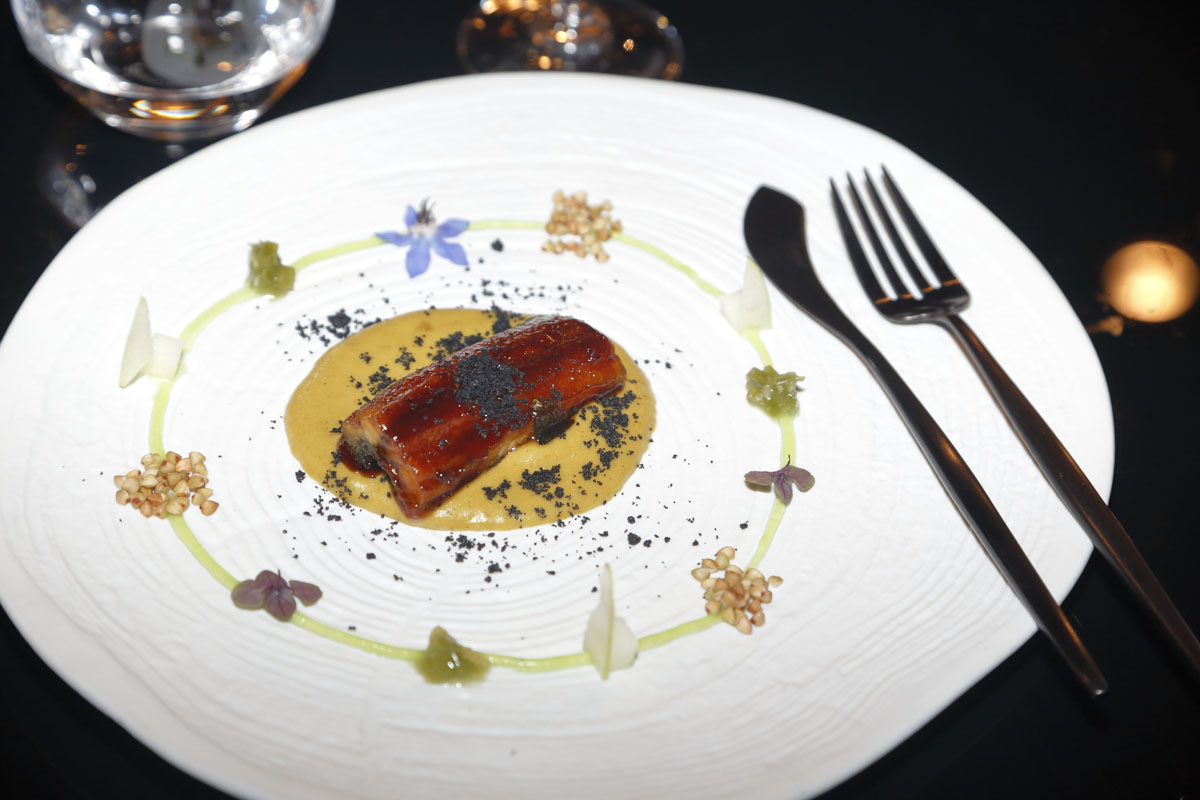Su versión de la anguila al modo kabayaki, con crema de maíz y manzana verde. Su versión de la anguila al modo kabayaki, con crema de maíz y manzana verde.