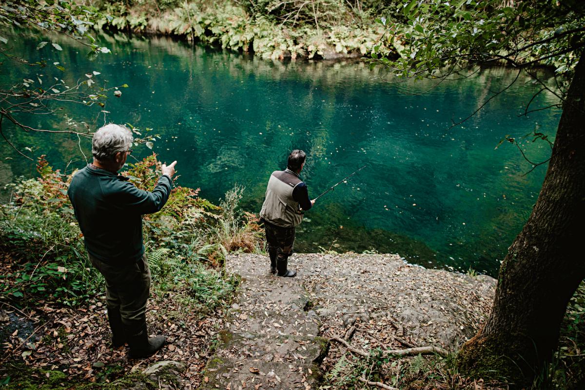 Alberto y Miguel nos enseñan cómo se pesca en una de las salidas de cemento construidas para gusto de Franco. Alberto y Miguel nos enseñan cómo se pesca en una de las salidas de cemento construidas para gusto de Franco.