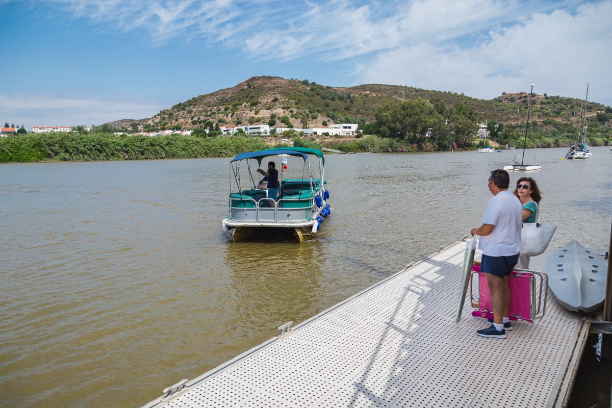 Hay ferrys continuamente para cruzar entre España y Portugal, y el salto en tirolina incluye el viaje de vuelta a España en el precio. Hay ferrys continuamente para cruzar entre España y Portugal, y el salto en tirolina incluye el viaje de vuelta a España en el precio.
