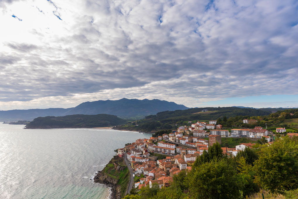 Y tras el mar, los Picos de Europa. Foto: shutterstock.com Y tras el mar, los Picos de Europa. Foto: shutterstock.com