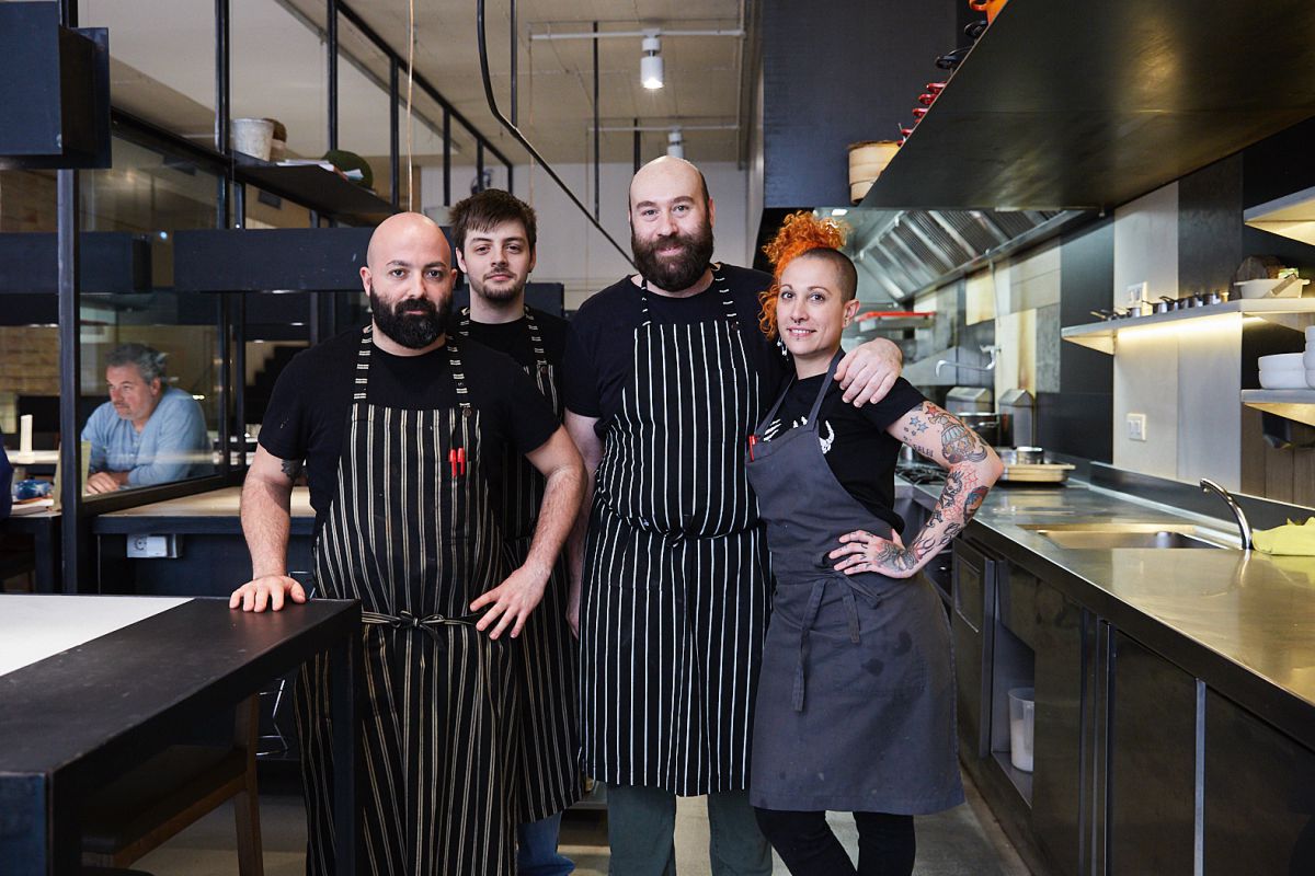 El chef Alberto Sambinelli con todo su equipo de cocina en el restaurante Hetta, Barcelona. El chef Alberto Sambinelli con todo su equipo de cocina en el restaurante Hetta, Barcelona.
