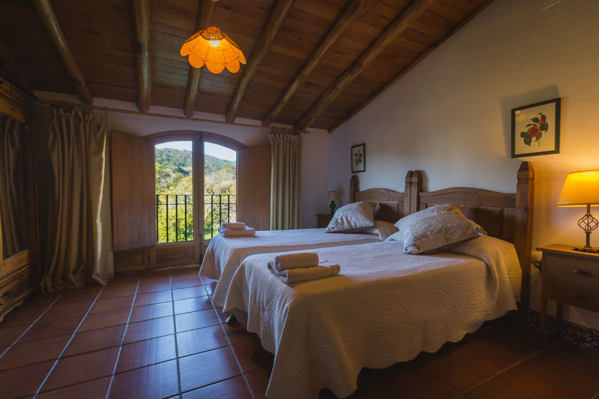 Habitación de los apartamentos rurales La Molinilla Hamman, en Linares de la Sierra, en el parque natural de la Sierra de Aracena (Huelva). Habitación de los apartamentos rurales La Molinilla Hamman, en Linares de la Sierra, en el parque natural de la Sierra de Aracena (Huelva).