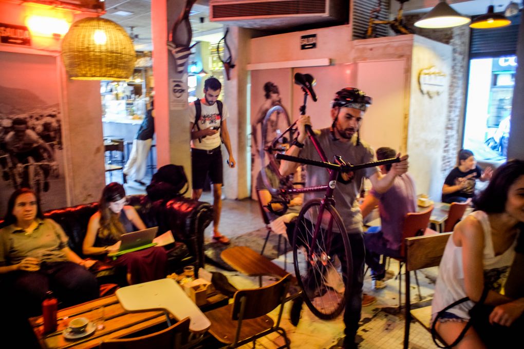 Bicis, cafés, repostería artesanal... ¡El clelo en la Tierra de los modernos! Bicis, cafés, repostería artesanal... ¡El clelo en la Tierra de los modernos!