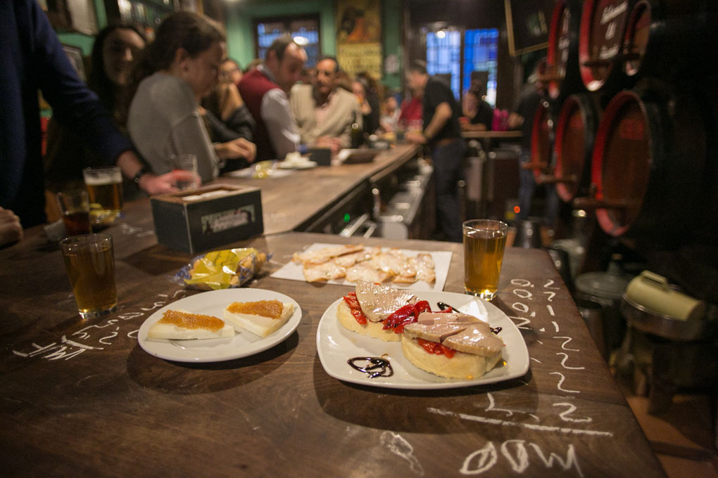 Entra en algún tabanco típico de Jerez, como 'El Pasaje', y prueba sus tapas. Foto: Juan Carlos Toro. Entra en algún tabanco típico de Jerez, como 'El Pasaje', y prueba sus tapas. Foto: Juan Carlos Toro.