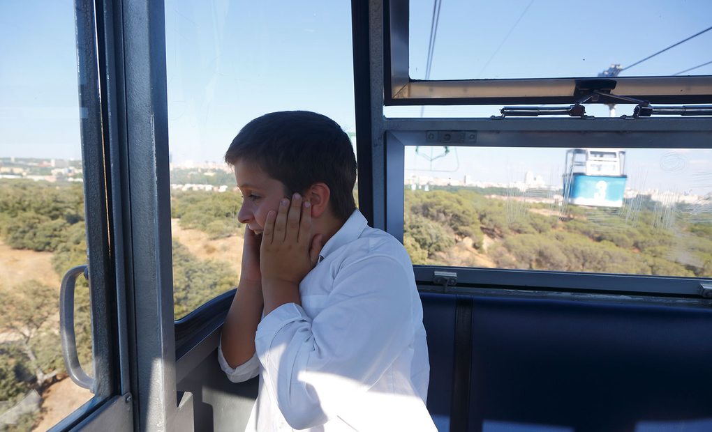 Niños y mayores disfrutan en el Teleférico de Madrid. Foto: Roberto Ranero. Niños y mayores disfrutan en el Teleférico de Madrid. Foto: Roberto Ranero.