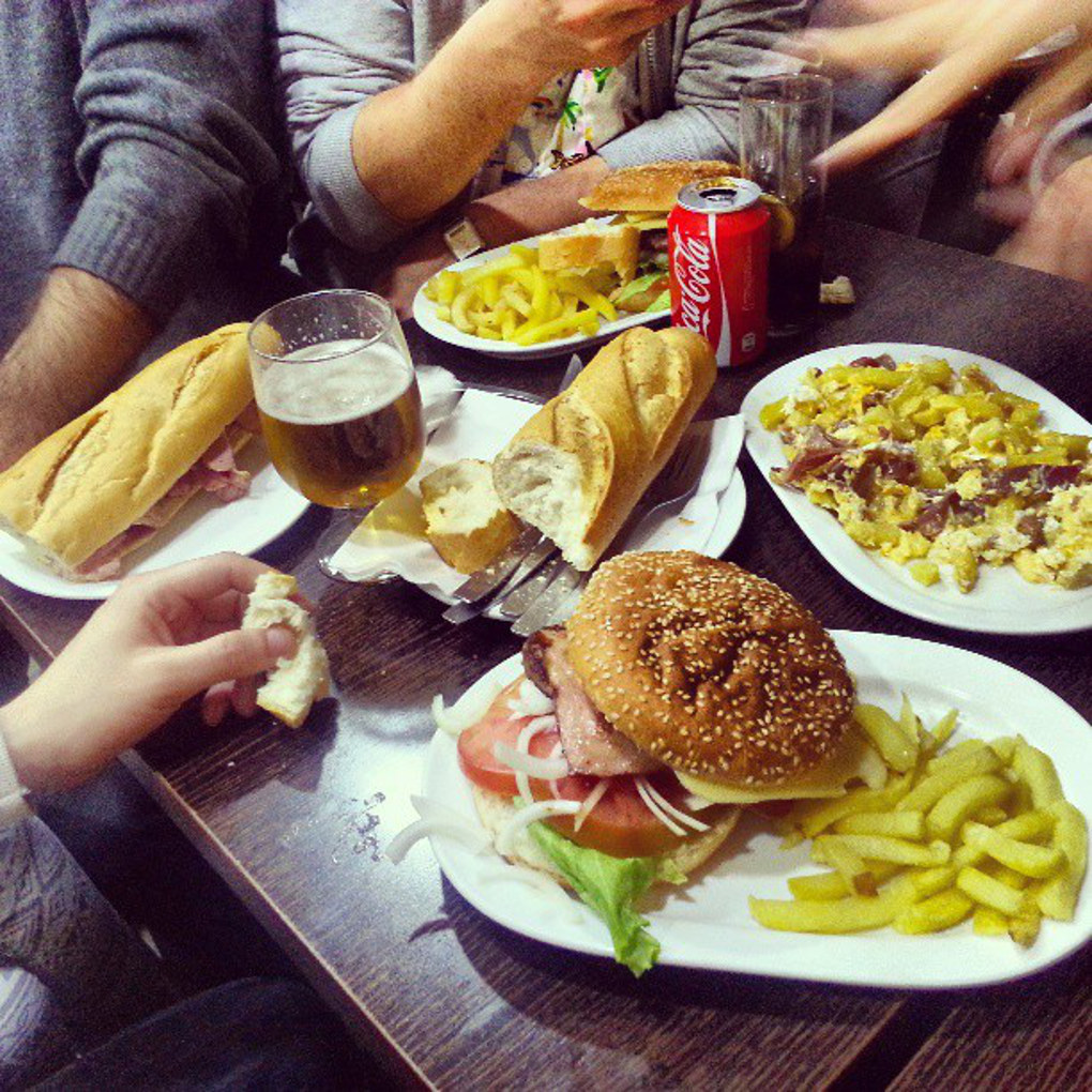 Bocatas y hamburguesas en el Bar Iberia (para cuando hay hambre de verdad). /Foto: Instagram. Bocatas y hamburguesas en el Bar Iberia (para cuando hay hambre de verdad). /Foto: Instagram.