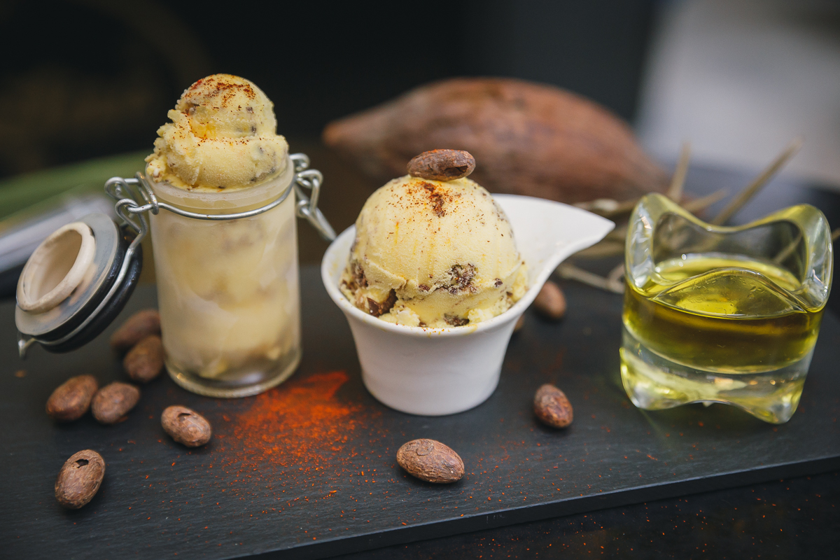 Tarrina de helados con aceite de oliva Tarrina de helados con aceite de oliva