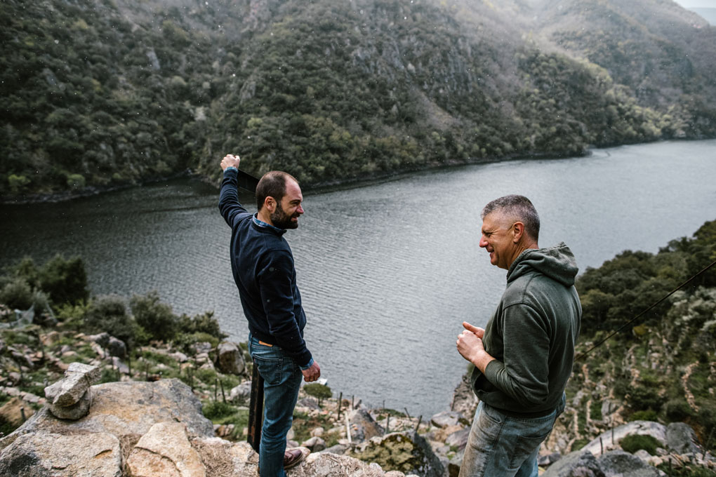 Carlos y Manolo, artífices del proyecto, contemplando los escarpados cultivos en 'Finca Lobeiras'. Carlos y Manolo, artífices del proyecto, contemplando los escarpados cultivos en 'Finca Lobeiras'.