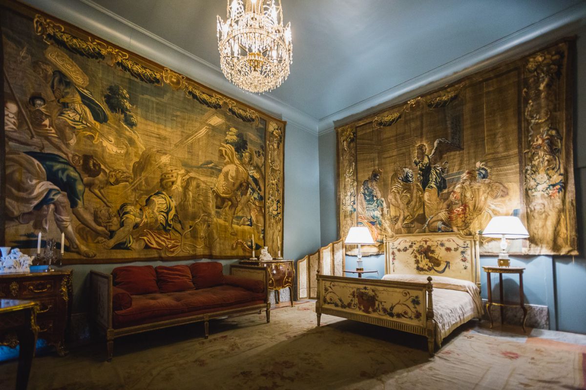 El estilo Luis XV y su gusto por los dorados inunda el Dormitorio Francés. El estilo Luis XV y su gusto por los dorados inunda el Dormitorio Francés.