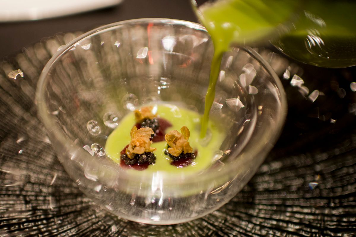Tuétano de cebolla roja con licuado de vainas y caviar. Tuétano de cebolla roja con licuado de vainas y caviar.