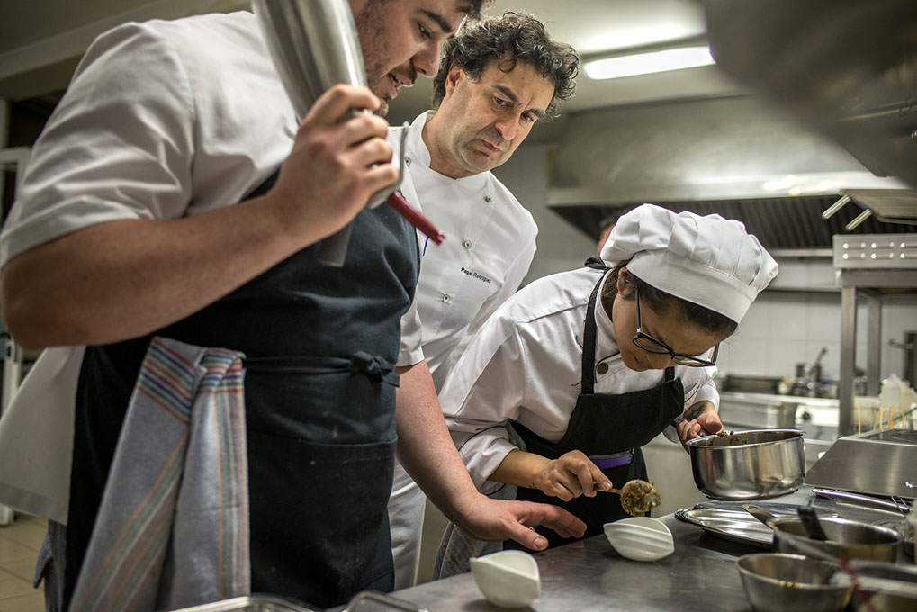 Pepe Rodríguez en plena faena del mediodía en la cocina de 'El Bohío'. Pepe Rodríguez en plena faena del mediodía en la cocina de 'El Bohío'.