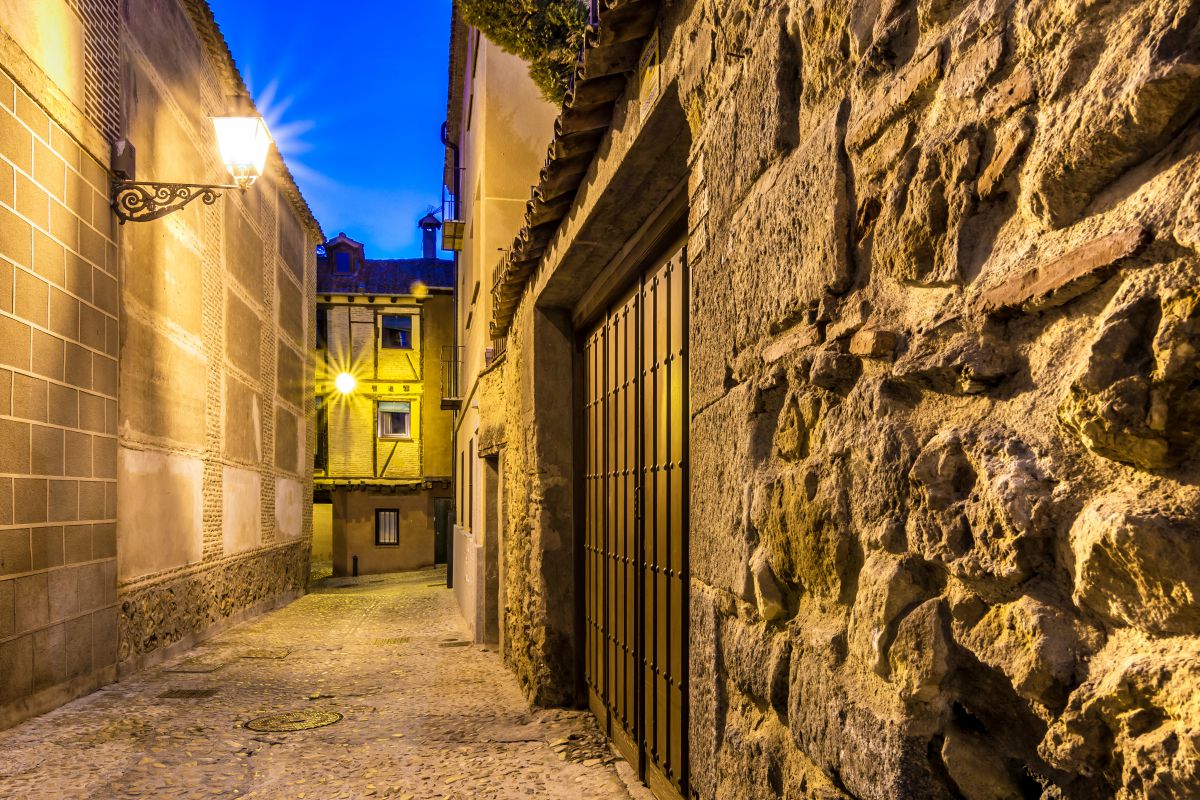 Calles estrellas y empedradas en el barrio judío de Segovia. Foto: Shutterstock. Calles estrellas y empedradas en el barrio judío de Segovia. Foto: Shutterstock.