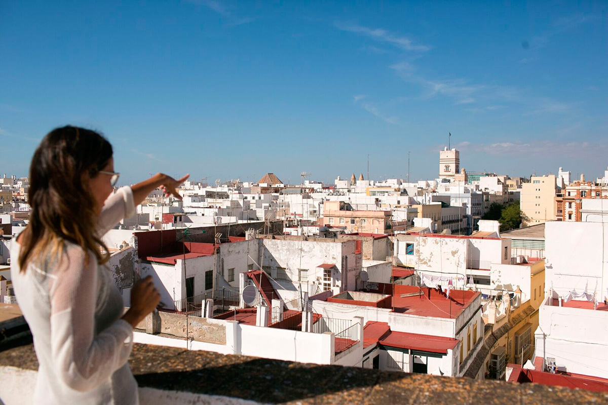 El ático del Puerto: Rebeca nos enseña las vistas panorámicas desde la azotea del ático del Puerto. Foto: Juan Carlos Toro El ático del Puerto: Rebeca nos enseña las vistas panorámicas desde la azotea del ático del Puerto. Foto: Juan Carlos Toro