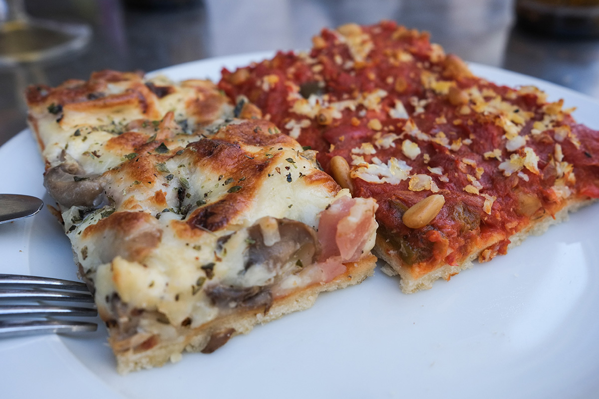 Coca de tomate y coca de champiñones y jamón de la pastelería Granell. Coca de tomate y coca de champiñones y jamón de la pastelería Granell.