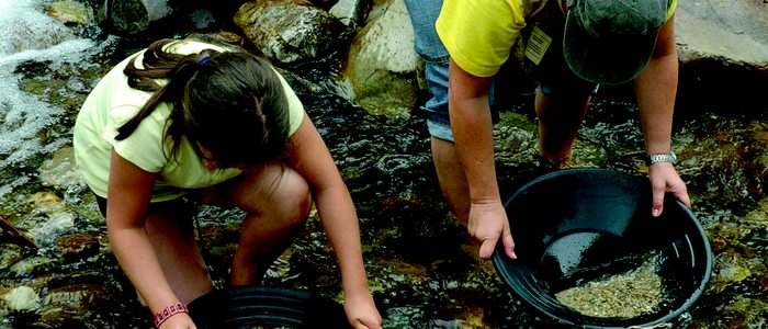 Bateadoras de oro en el río Navelgas. Bateadoras de oro en el río Navelgas.