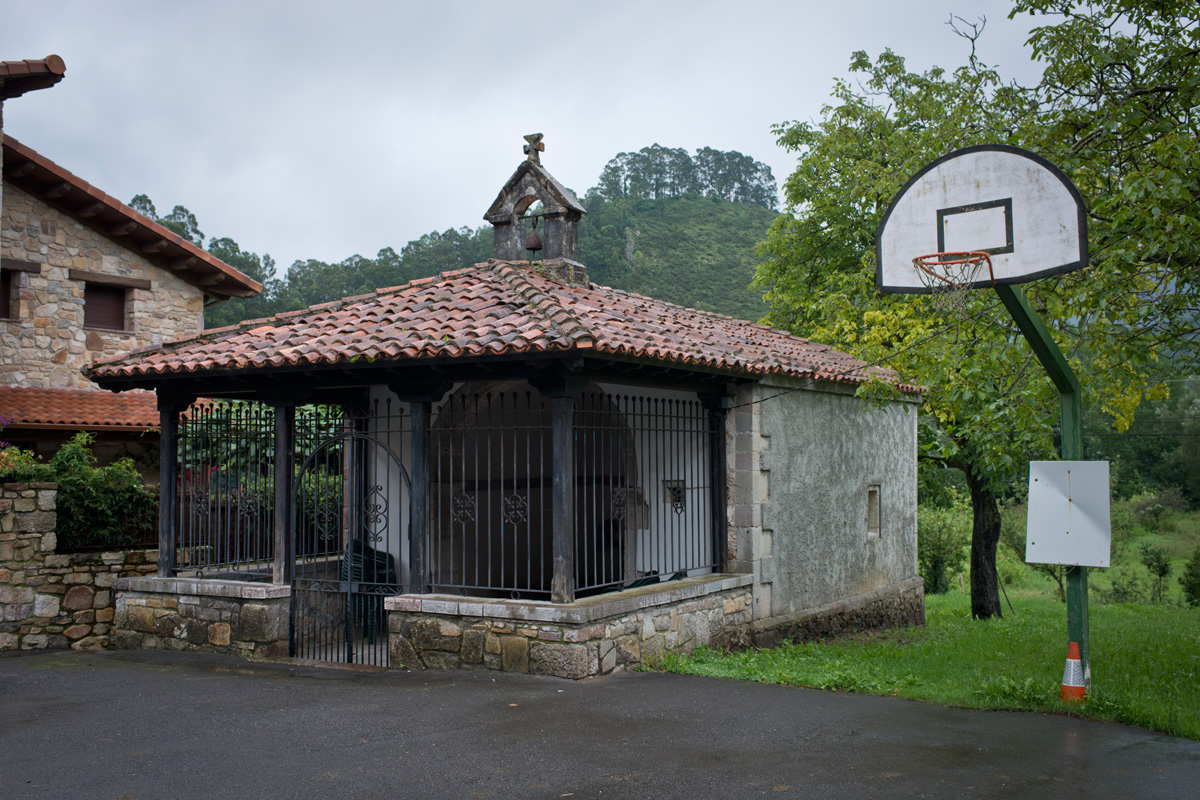 Ermita en el centro de Cueves. Ermita en el centro de Cueves.