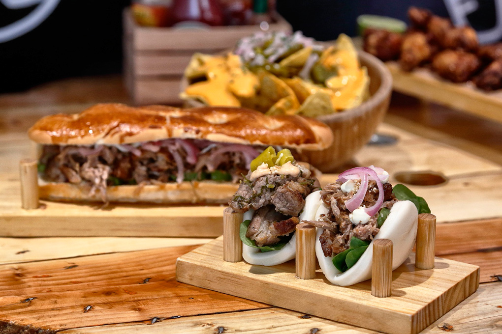 Si no te gusta el pan bao, puedes elegir el bocadillo más clásico. Si no te gusta el pan bao, puedes elegir el bocadillo más clásico.