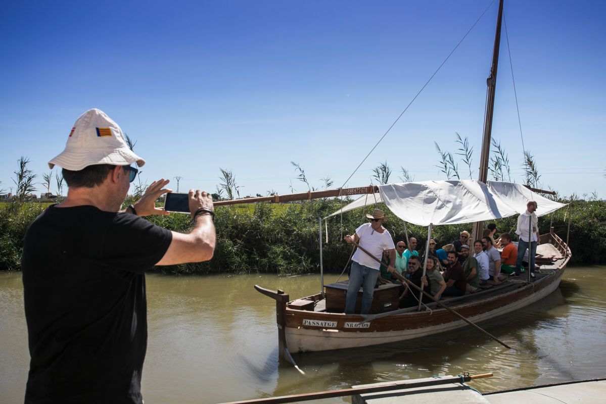 El paseo en barca por L'Albufera no puede faltar. El paseo en barca por L'Albufera no puede faltar.