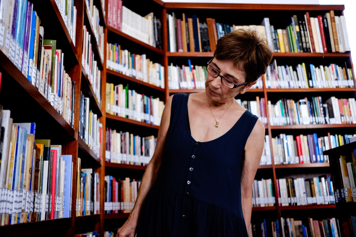 La viuda del escritor posa en la sección de la biblioteca dedicada a escritoras. La viuda del escritor posa en la sección de la biblioteca dedicada a escritoras.