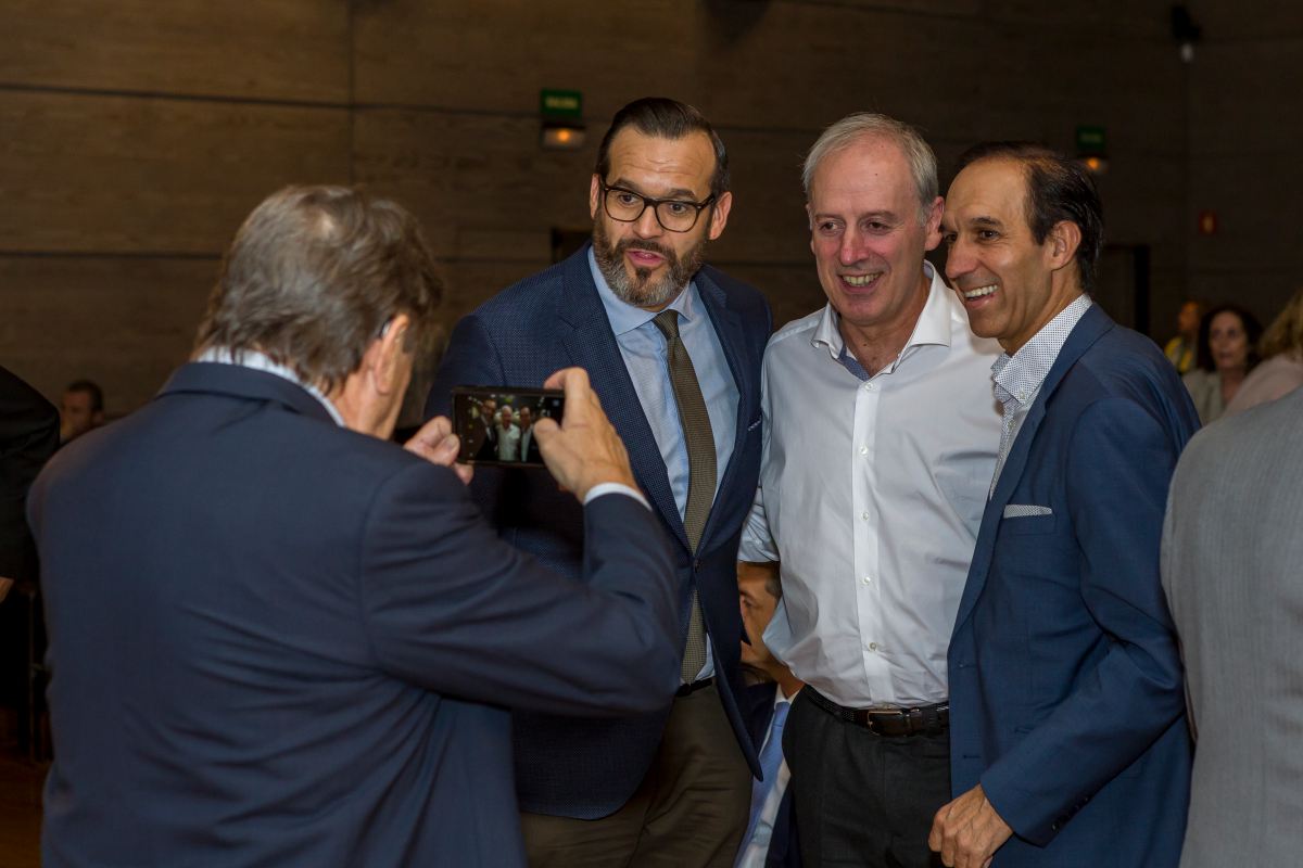 Juan Diego Sandoval junto a Victor Argunzoniz, durante la entrega de premios. Foto: Real Academia de Gastronomía. Juan Diego Sandoval junto a Victor Argunzoniz, durante la entrega de premios. Foto: Real Academia de Gastronomía.