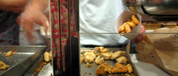 Preparando un cucurucho de pescaíto frito. Foto: Flickr de Inthesitymad. Preparando un cucurucho de pescaíto frito. Foto: Flickr de Inthesitymad.