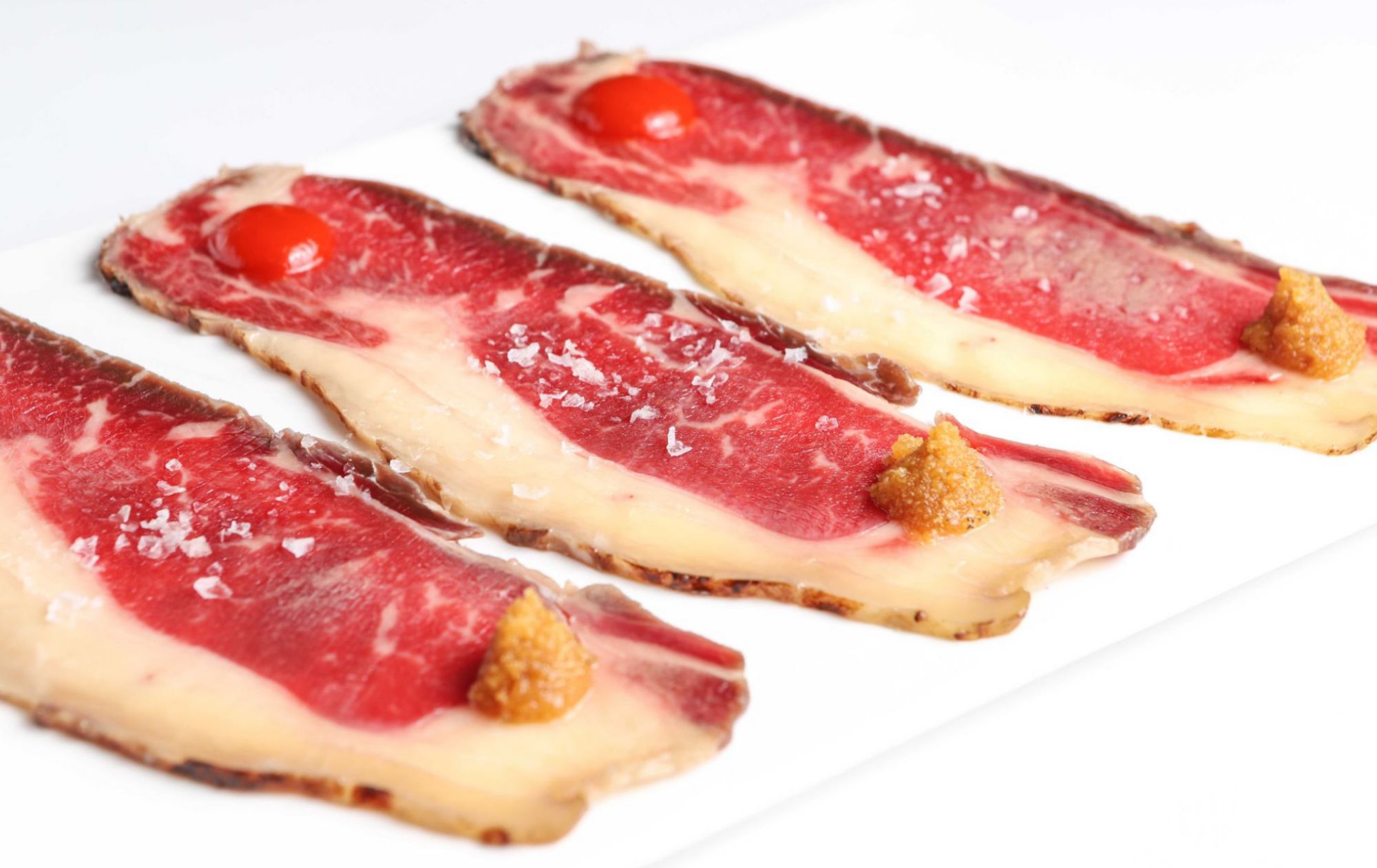 Las láminas de 'txuleta' en salazón se enrrollan sobre sí mismas y la crema de pimientos, provocando un estallido de sabor. Las láminas de 'txuleta' en salazón se enrrollan sobre sí mismas y la crema de pimientos, provocando un estallido de sabor.