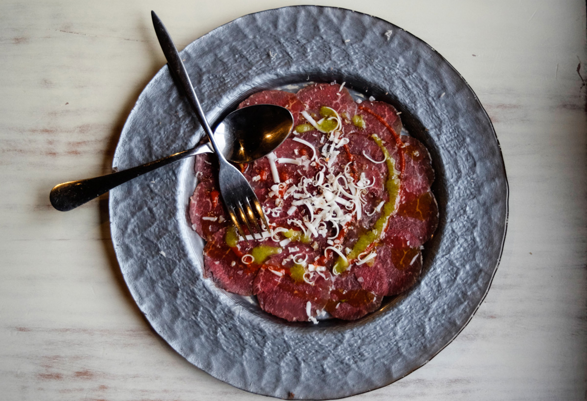 Carpacho de ternera de la región con virutas de queso y balsámico. Carpacho de ternera de la región con virutas de queso y balsámico.