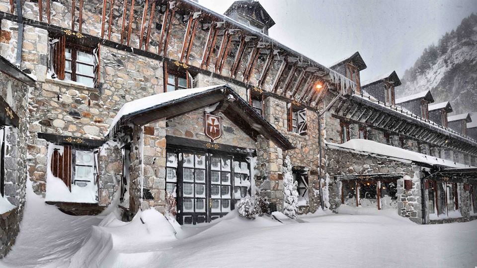 Este hotel siempre ha sido cobijo de los viajeros que cruzaban los Pirineos. Este hotel siempre ha sido cobijo de los viajeros que cruzaban los Pirineos.
