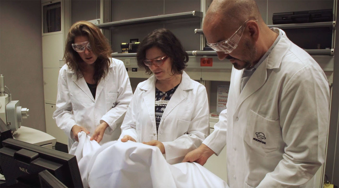 Los tejidos utilizados son de algodón reciclado y desechos de plástico, elaborados en el Centro de Tecnología de Repsol. Los tejidos utilizados son de algodón reciclado y desechos de plástico, elaborados en el Centro de Tecnología de Repsol.