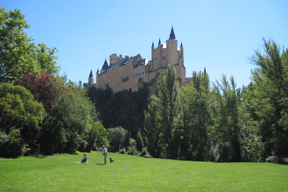 El Alcázar de Segovia es lo más cerca que podemos estar de un castillo Disney sin salir de Castilla. Foto: Shutterstock. El Alcázar de Segovia es lo más cerca que podemos estar de un castillo Disney sin salir de Castilla. Foto: Shutterstock.