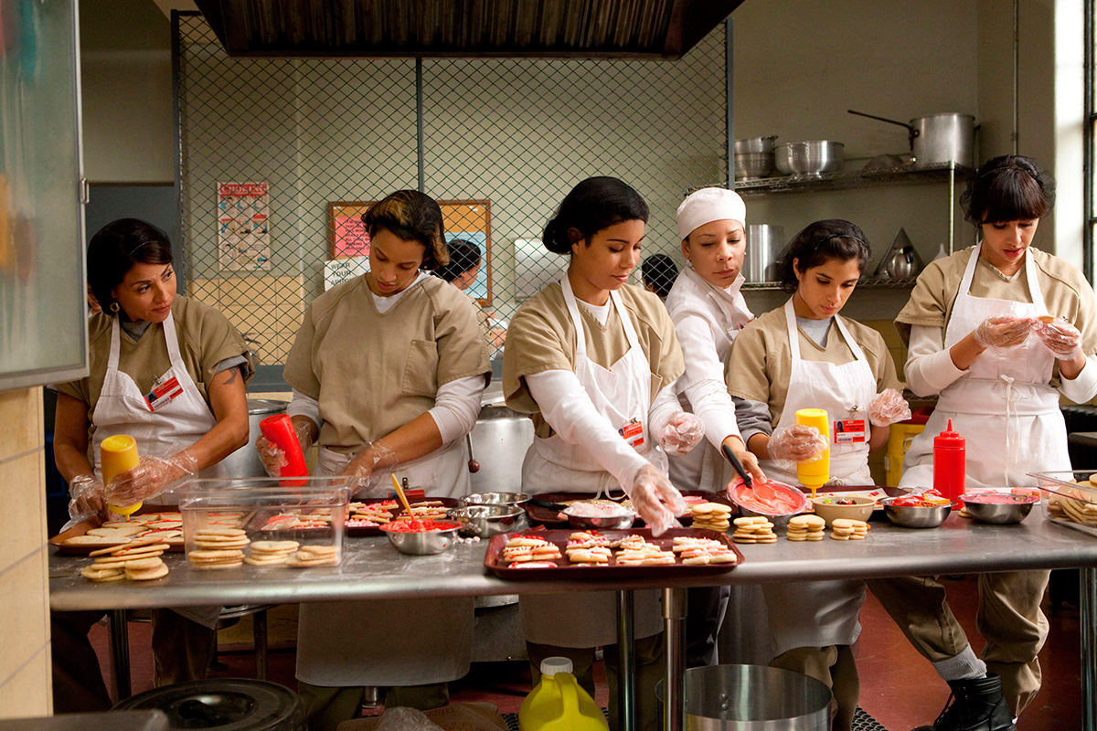 Las presas de la serie 'The Orange is the New Black' cocinando. Las presas de la serie 'The Orange is the New Black' cocinando.