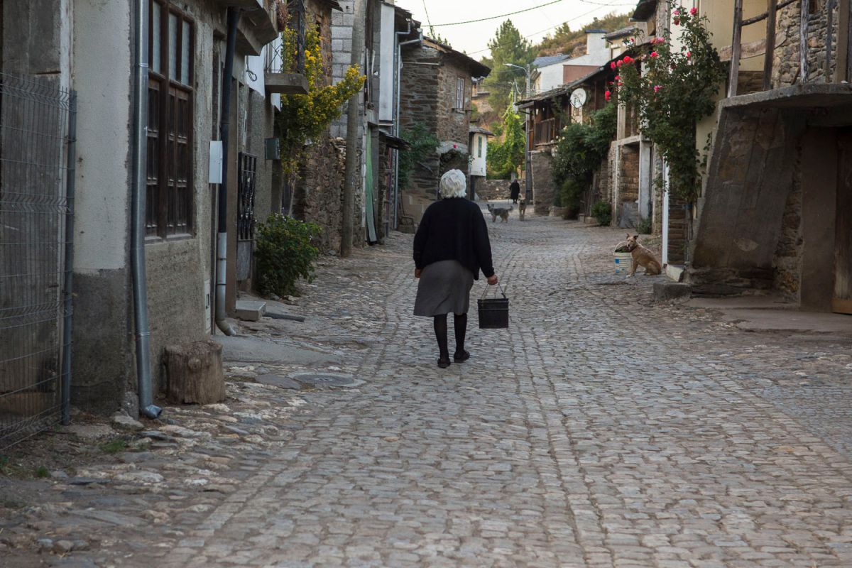Una paisana paseando por las calles de Rio de Onor, parte portuguesa. Foto: Manuel Ruiz Toribio Una paisana paseando por las calles de Rio de Onor, parte portuguesa. Foto: Manuel Ruiz Toribio