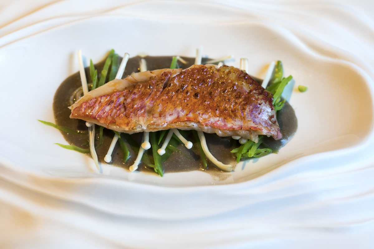 Salmonete, sus higadillos, tirabeque y enoki. Salmonete, sus higadillos, tirabeque y enoki.