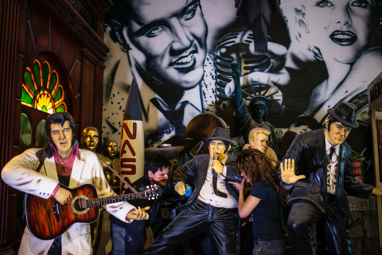 Taller de Piñero. Decoración de bares y restaurantes temáticos (Elvis y Blues Brothers con gente). Taller de Piñero. Decoración de bares y restaurantes temáticos (Elvis y Blues Brothers con gente).