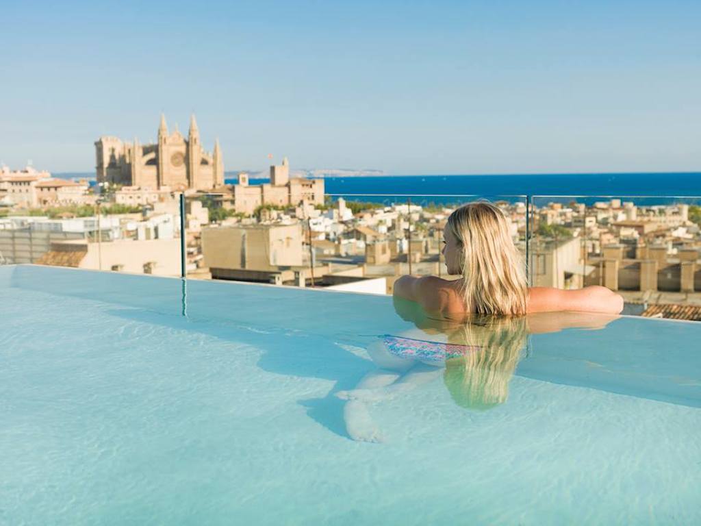 Vista de las habitaciones 'de luxe' con jacuzzi. Vista de las habitaciones 'de luxe' con jacuzzi.