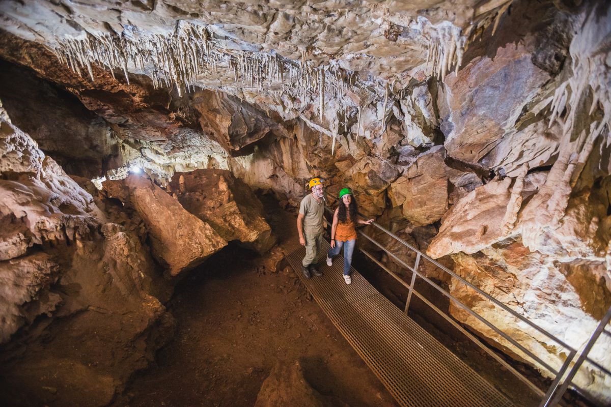 Con el guía el interior de la Cueva Masero, de las Cuevas de Fuentes de León, en la provincia de Badajoz. Con el guía el interior de la Cueva Masero, de las Cuevas de Fuentes de León, en la provincia de Badajoz.