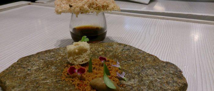 Focaccia de foie gras con migas de maíz y helado de mole. Focaccia de foie gras con migas de maíz y helado de mole.